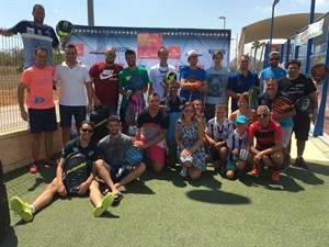 Diego Agudo, Representante de Madison Experience, Alejandro González, representante de PadelPoint y Sergio Villalba, concejal de Deportes, junto a los ganadores