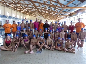 Bernabé Cano, alcalde de La Nucía, y Sergio Villalba, concejal de Deportes, junto a la nadadora internacional Melani Costa y los campers que participan en esta edición