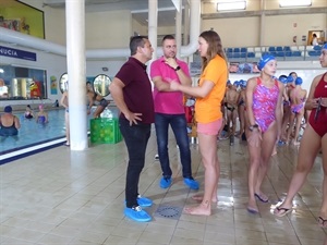 Bernabé Cano, Alcalde de La Nucía, y Sergio Villalba, concejal de Deportes, junto a la nadadora olímpica, Melani Costa durante la visita