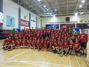 Los campers junto a Arturo Ruiz, director del campus, Peter Gade, ex número uno del mundo, Bernabé Cano, alcalde de La Nucía, y Sergio Villalba, concejal de Deportes