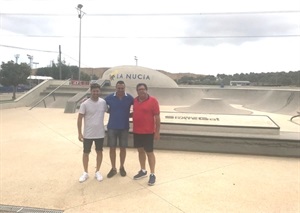 Sergio Villalba, concejal de Deportes, junto con Vicente Martí Santamaría, secretario de la Federación Valenciana de Patinaje y, Mario Alonso Hernández, Presidente de l Comité Roller Freestyle