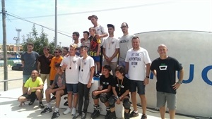 Sergio Villalba, concejal de Deportes, Pablo Sánchez, coordinador del Club de SkatePark y Mario Alonso Hernández, presidente del Comité de Roller Freestyle junto a los participantes