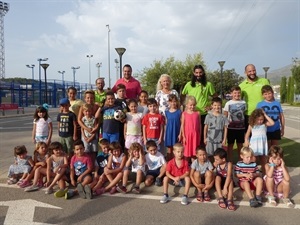 Los 35 alumnos del VI Cole de Septiembre junto a los monitores y los concejales Sergio Villalba (Educación) y Beatriz Pérez-Hickman (Bienestar Social)