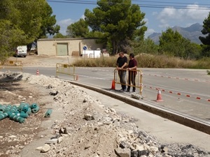 Bernabé Cano, alcalde de La Nucía, y Sergio Villalba, en la ampliación de la acera del Colegio la Muixara