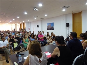 Los padres y madres de los alumnos durante la reunión informativa de l'Escola Infantil Municipal el Bressol