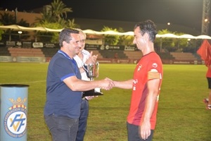 El capitán nuciero Jandro recibió la copa de subcampeones de manos de Bernabé Cano, alcalde de La Nucía