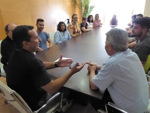 Serafín López, concejal de Empleo y Bernabé Cano, durante la recepción a los jóvenes contratados por los programas EMCUJU y EMPUJU