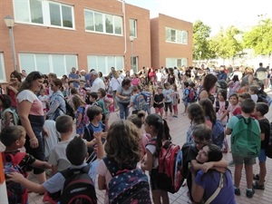 Los padres y madres han acompañado hoy a los alumnos en la "vuela al cole"