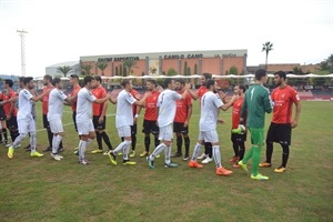 Saludo entre los dos equipos ante del encuentro en el Camilo Cano