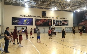 Pedro Rivero dirigiendo el entrenamiento esta mañana, con la presencia de Sergio Villalba, concejal de Deportes