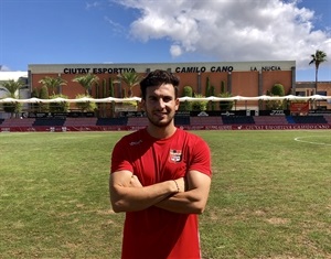 Juanjo Gracia con la camiseta del C.F. La Nucía en su presentación como jugador "rojillo"