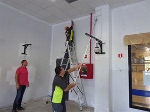 Sergio Villalba, concejal de Deportes, viendo los actuación de los servicios técnicos