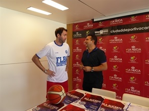 Bernabé Cano, alcalde de La Nucía, dialogando con el entrenador del HLA Alicante, Pedro Rivero