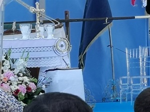 La reliquia en el altar de esta Iglesia de campaña al aire libre