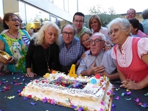 Mayores de La Nucía y los concejales Beatriz Pérez-Hickman (Tercera Edad), Pedro Lloret, Pepe Cano y Mª Jesús Jumilla soplando para celebrar el cuarto aniversario