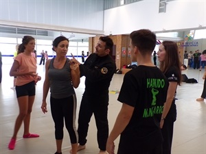 Manuel Navarro, maestro Internacional de Hapkido, explicando una técnica de defensa