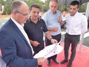 El director general Carlos Domingo y Bernabé Cano, alcalde de La Nucía, junto a Enrique del Río, Jefe del Servicio Territorial de Transporte y Obras Públicas, y Miguel A. Ivorra, concejal de Urbanismo