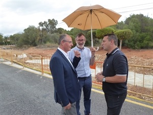 Carlos Domingo, director general de Obras Públicas, Transportes y Movilidad dialongado con Bernabé Cano, alcalde de La Nucía