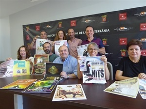 Presentación de las Escuelas Culturales con Morgan Blasco y KIke del Río (Escuela de Teatro, Beatriz Vaello (Escuela Danza), Anabel Ibañez (Esc. Danzas Árabes), Pilar Montero (Taller Restauración), Hazel Hilles (Baile Moderno), Juanjo Ivorra (Esc. Música UM La Nucía), Román Rodríguez (Esc Música Moderna) y Pedro Lloret, concejal de Cultura