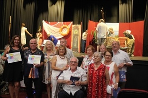 El grupo de teatro 3ª Edad "La Casilla" con sus premios junto a Beatriz Pérez-Hickman, concejala de Tercera Edad