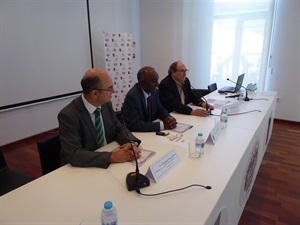 asem Saleh Mohamed Daoud, director del Instituto Egipcio de Estudios Islámicos y consejero cultural de la Embajada de Egipto en España,  Francisco Franco-Sánchez, director del Simposio Internacional de Estudios Árabes, y Pedro Lloret, concejal de Seu Univ. de La Nucía.