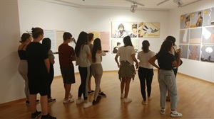 Alumnos del IES La Nucía visitando la muestra