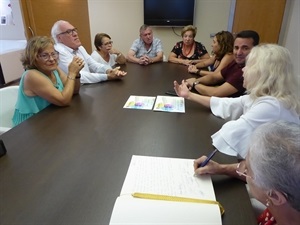 El grupo de Teatro "La Casilla" firmó en el Libro de Honor de La Nucía, tras sus dos premios en "Mayores a Escena"