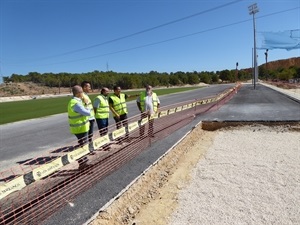 El presidente de la Federación de Atletismo de la CV, vicepresidente y delegado de Alicante visitando las obras del futuro estadio de Atletismo de La Nucía