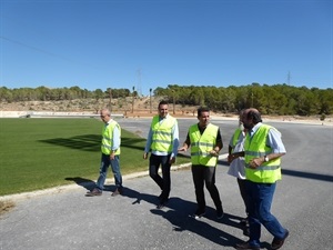 Vicente Añó , pte FACV, y su equipo, por el futuro anillo de atletismo de La Nucía junto a Bernabé Cano, alcalde de La Nucía y Sergio Villalba, concejal de Deportes.