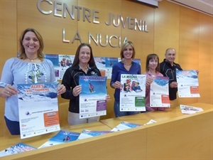 Las concejalas de Juventud de Altea, l'Alfàs y La Nucía junto a los representantes del Club de Esquí Nieve Altea en la presentación en el Centre Juvenil de La Nucía