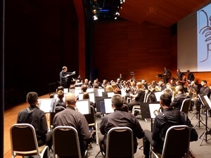 Ramón Lorente, director de la banda de la Unió Muiscal, en pleno concierto