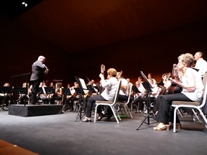 35 personas actuaron  sobre el escenario de l’Auditori de la Mediterrània de La Nucía