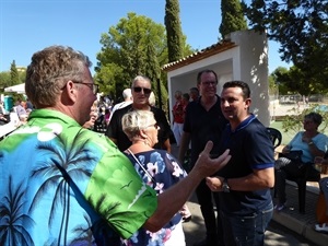 Bart Gommans, concejal de Residentes Extranjeros y Bernabé Cano, alcalde de La Nucía, visitaron la Fiesta de la Urbanización Bello Horizonte, invitados por los organizadores