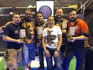 La concejala Eva Naranjo, junto a las parejas campeona y subcampeona del campeonato