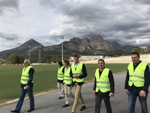 Raúl Chapado, presidente de la RFEA, José M. Albentosa y Juanjo Castellón, junto a Bernabé Cano, alcalde de La Nucía y el concejal Sergio Villalba