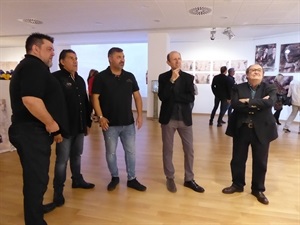 Pedro Lloret, concejal de Cultura, y Francesc Sempere, director de l'Auditori, junto al artista en la inauguración de "Evolutions"