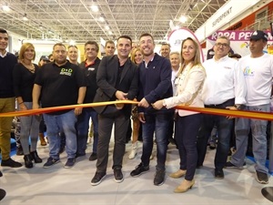 Inauguración de Exponucía de esta tarde con Juan Andrés Montiel, presidente de AECNU, Bernabé Cano, alcalde de La Nucía y Eva Naranjo concejala de comercio, acompañados por concejales de La Nucía