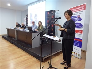 Sarah-Jane Morris, cónsul británica, durante su intervención