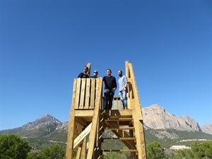 Bernabé Cano, alcalde de La Nucía visitando la torre de observación de la red de senderos junto a monitores y director Taller de Empleo