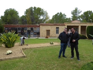 Bernabé Cano, alcalde de La Nucía, y Pepe Cano, concejal de Servicios Técnicos durante la visita a las mejoras del Cementerio Municipal