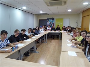 Los corresponsales juveniles se reunieron con Raúl Verdú, técnico de Juventud, Ángela Sanz, IVAJ, MªJesús Jumilla, concejala La Nucia y Bernabé Cano, alcalde de La Nucía