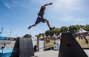 El parkour consiste en dar saltos, superando obstáculos callejeros