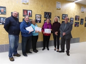 Los tres premiados junto a Beatriz Pérez-Hickman, concejala de Tercera Edad, Pedro Lloret, concejal de Cultura, y José Miguel Aura, fotógrafo profesional