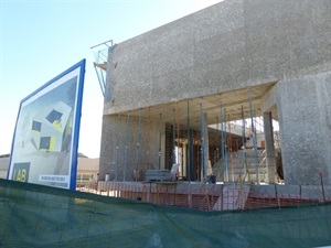 El edificio está ubicado en el carrer Guadalest, frente Supermercado Lidl