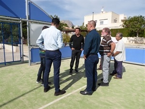 Durante la visita a la pista de fútbol 3 de la Urbanización Montesol