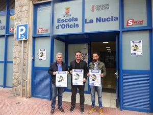 Antonio Olivo, Dtor. Escuela de Oficios, Serafín López, concejal de Empleo y Bernabé Cano, alcalde de La Nucía, delante de la Escuela de Oficios