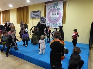 Los niños disfrutaron de una tarde de juegos en el Centre Social el Cirer