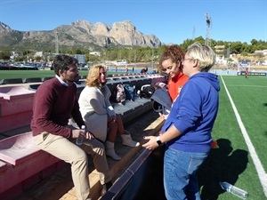 Gemma Márquez, concejala de Igualdad, junto a los actores y directora del cortometraje