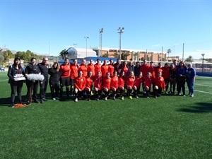 El Club femenino del CF la Nucía junto con los actores, productores, técnicos del cortometraje y Gemma Márquez