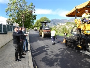 Los concejales Pepe Cano y Miguel A. Ivorra junto a Bernabé Cano, visitando la obra de reasfaltado en Montesol